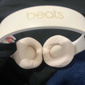 studio 3 wireless beats porcelain rose price is negotiable, has noise cancelling